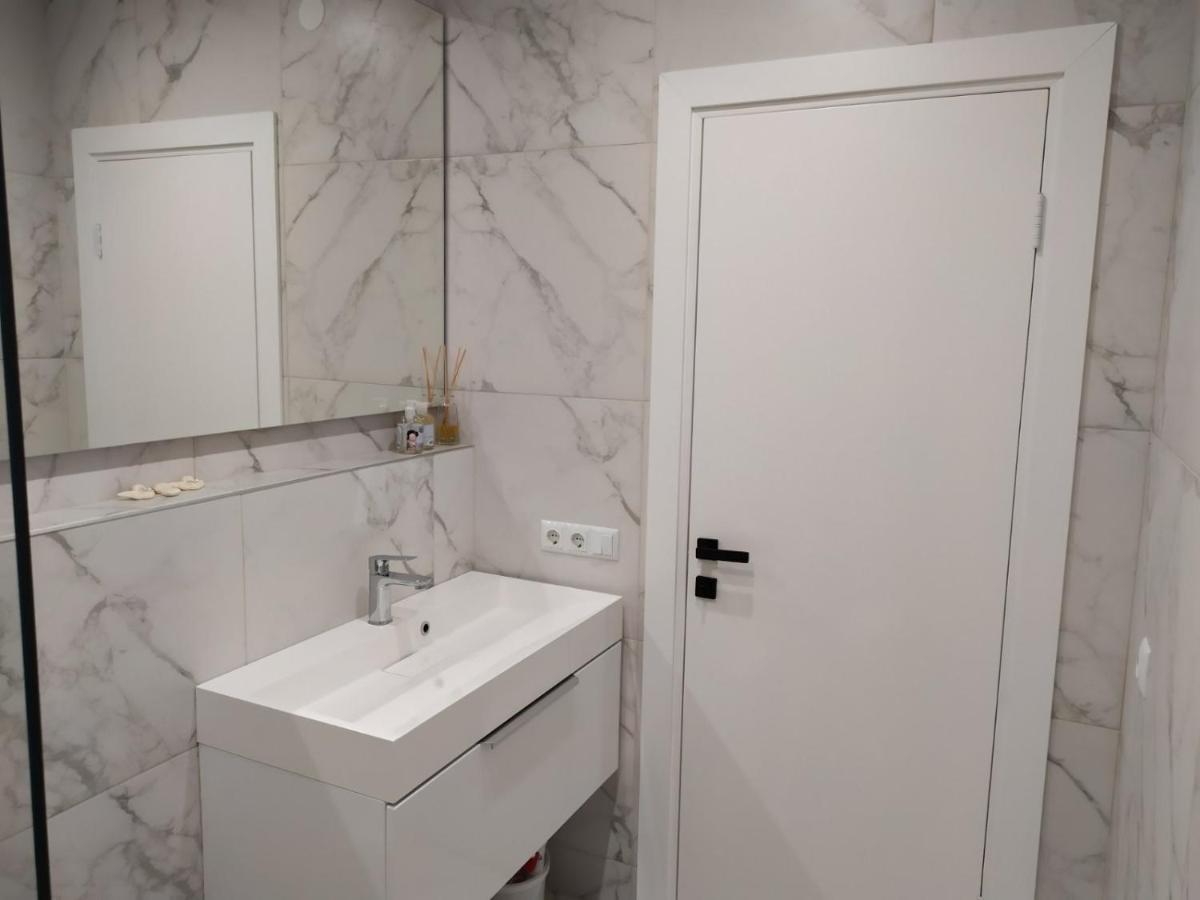New Modern Apartment Oezjhorod Buitenkant foto