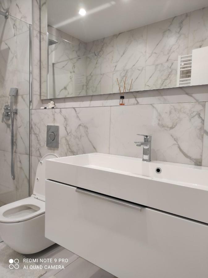 New Modern Apartment Oezjhorod Buitenkant foto