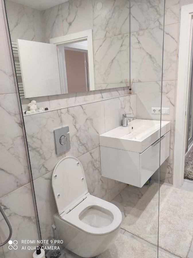 New Modern Apartment Oezjhorod Buitenkant foto